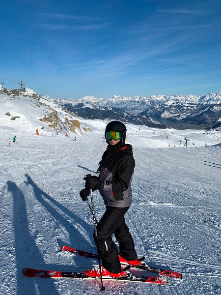 17.IMG_3061.jpg - 17. Szeret síelni és tud is. Legtöbbször csak a hátát látom, de szerencsére mindíg megvár.