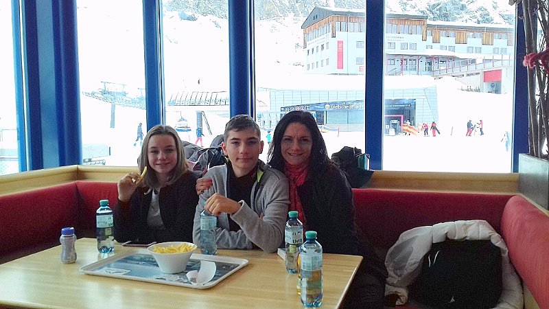 21.jpg - 33. Most pihennek a sílécek. Megérdemlik.