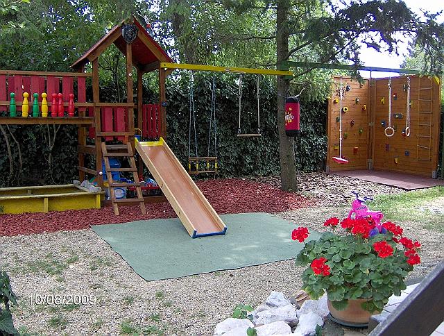 29.JPG - A vár csúszdával.