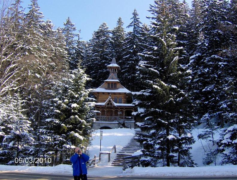014.JPG - A zakopánei építészet klasszíkus példája a jaszczurówkai kápolna